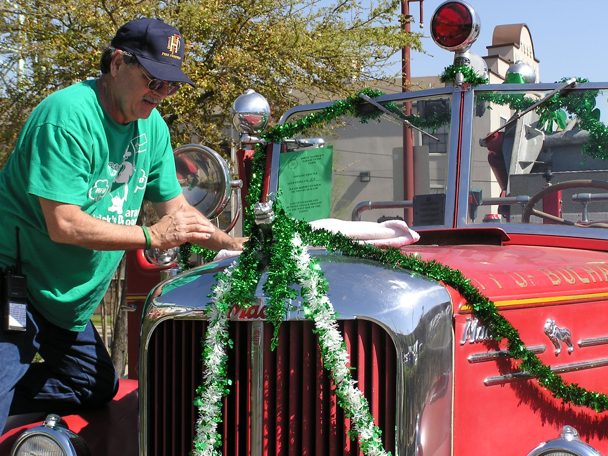 Chuck Buschardt getting that dust off 1950 Mack Quint.JPG